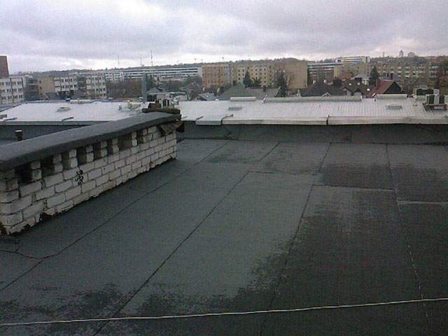 daugiabučio gyvenamojo namo Kaune stogo renovacija ir skardinimas